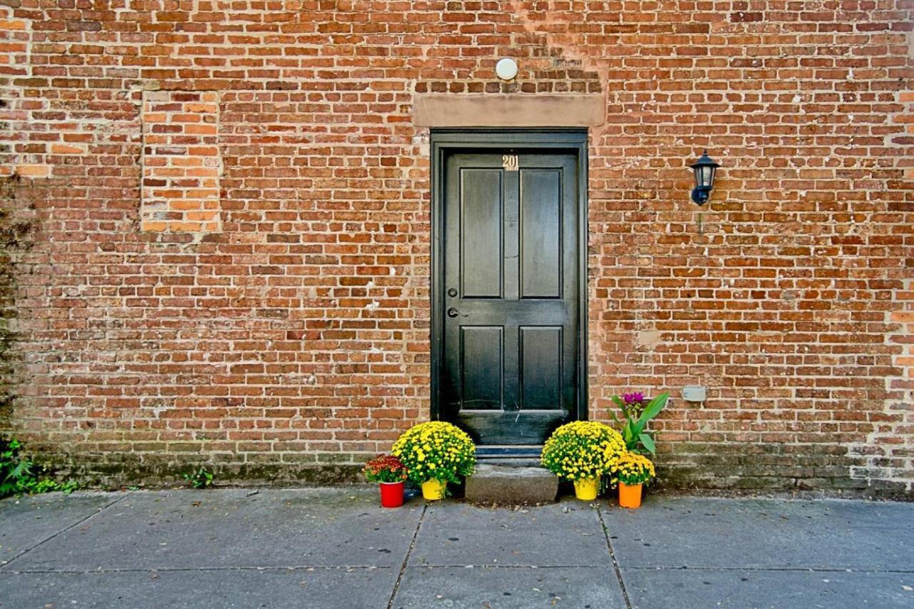 Comfy Carriage House Steps From The River Савана Екстериор снимка